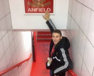Foto mit Vereinsschal in Liverpool