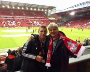 Foto mit Vereinsschal in Liverpool