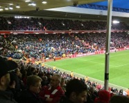 Foto mit Vereinsschal in Liverpool
