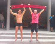 Foto mit Vereinsschal in Koh Samet