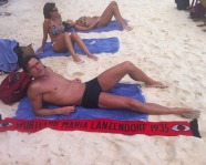Foto mit Vereinsschal in Koh Samet