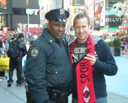 Foto mit Vereinsschal in New York