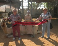 Foto mit Vereinsschal in Abu Dhabi