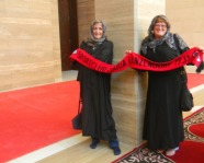 Foto mit Vereinsschal in Manama