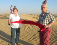 Foto mit Vereinsschal in Dubai