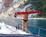 Foto mit Vereinsschal in Kefalonia