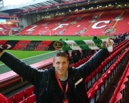 Foto mit Vereinsschal in Liverpool