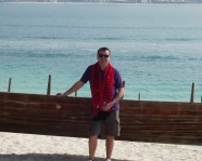 Foto mit Vereinsschal in Abu Dhabi