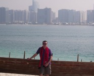 Foto mit Vereinsschal in Abu Dhabi