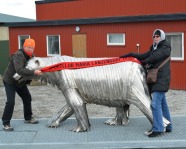 Foto mit Vereinsschal in Longyearbyen