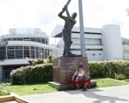 Foto mit Vereinsschal in Bridgetown