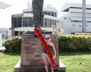 Foto mit Vereinsschal in Bridgetown