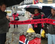 Foto mit Vereinsschal in Bergen