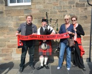 Foto mit Vereinsschal in Edinburgh