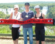 Foto mit Vereinsschal in Iguazú-Wasserfälle