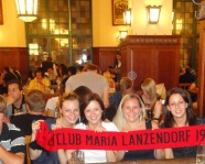 Foto mit Vereinsschal in München