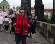 Foto mit Vereinsschal in Prag