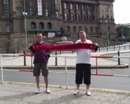 Foto mit Vereinsschal in Prag